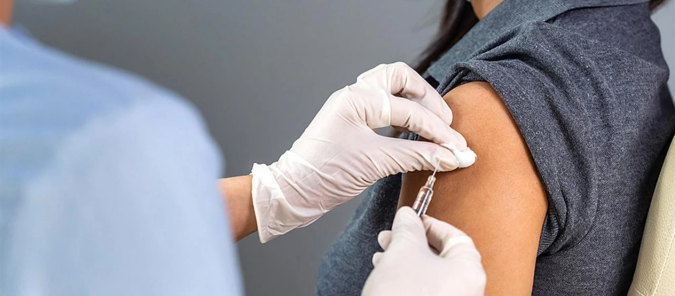 «COVID arm»: Τι είναι και ποιο εμβόλιο προκαλεί αυτή την παρενέργεια;